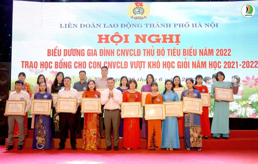 Chúc mừng gia đình thành viên Medistar - anh Đặng Văn Hòa - được khen thưởng trong Hội nghị biểu dương 100 Gia đình CNVCLĐ Thủ đô tiêu biểu năm 2022