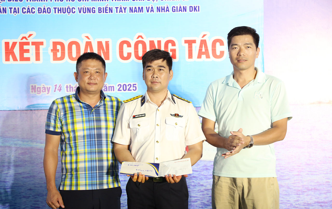TGĐ. Medistar Việt Nam tặng quà tập thể tàu 561