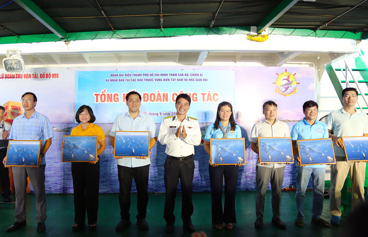 Đại diện Bộ Tư lệnh Vùng 4 tặng quà các cá nhân, trong đó có Tổng Giám đốc Medistar Việt Nam
